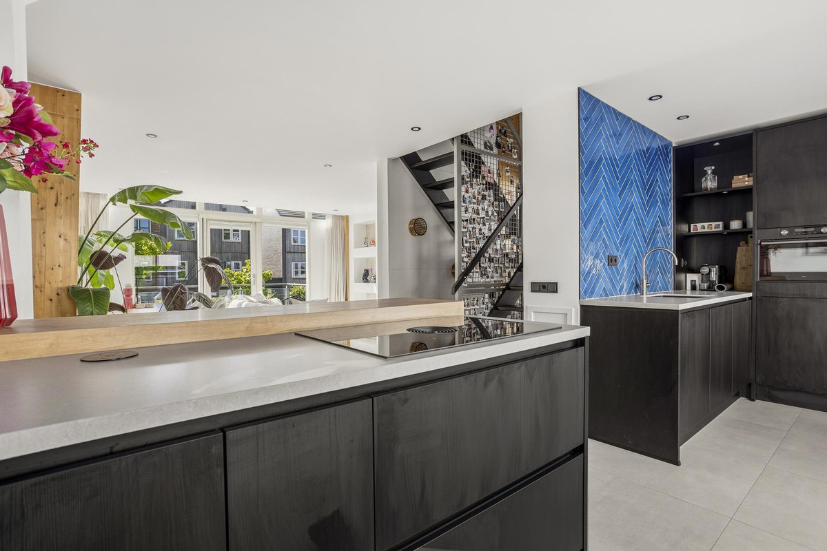 Twee-onder-één-kap te koop: Bonairepier 24, Almere
