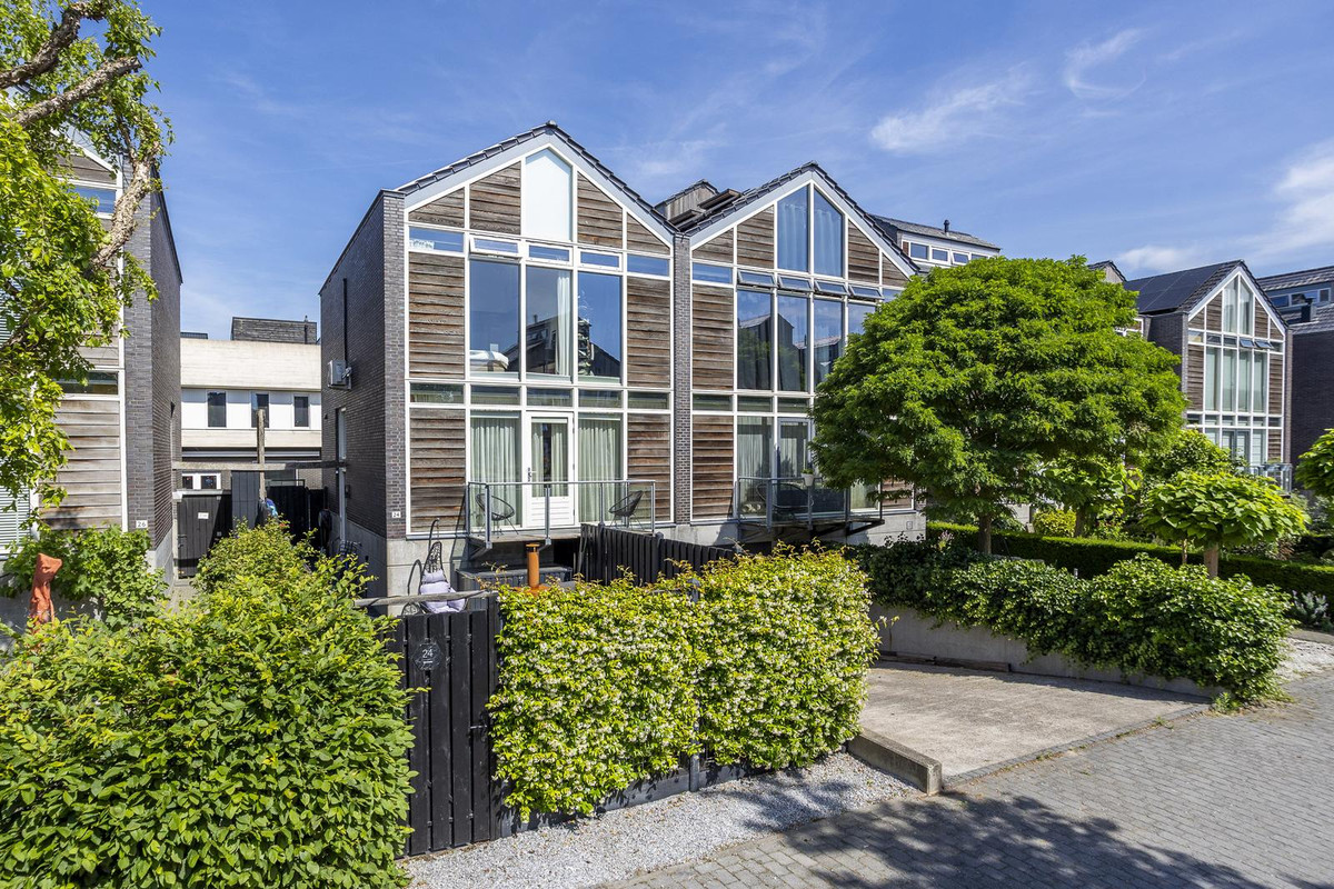 Twee-onder-één-kap te koop: Bonairepier 24, Almere