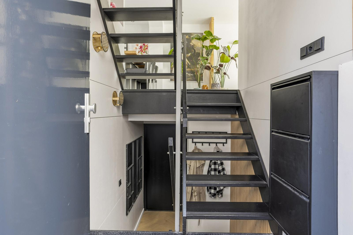 Twee-onder-één-kap te koop: Bonairepier 24, Almere