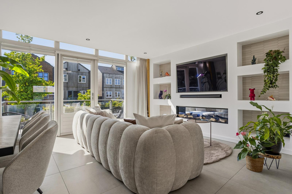 Twee-onder-één-kap te koop: Bonairepier 24, Almere