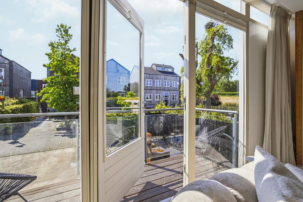 Twee-onder-één-kap te koop: Bonairepier 24, Almere