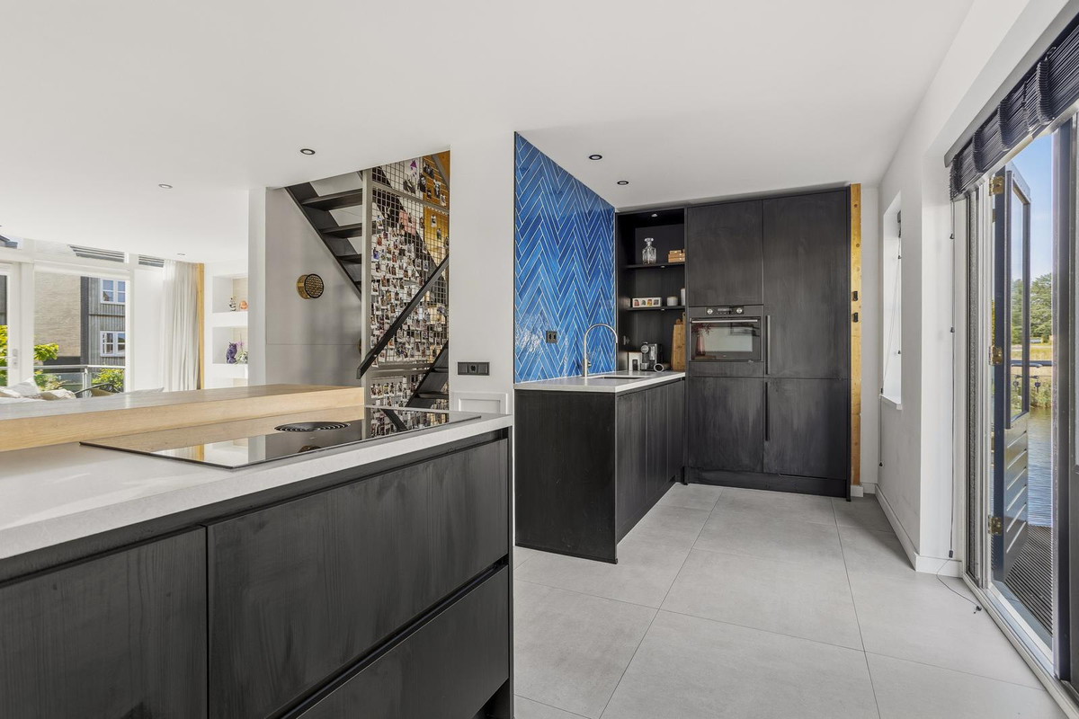 Twee-onder-één-kap te koop: Bonairepier 24, Almere