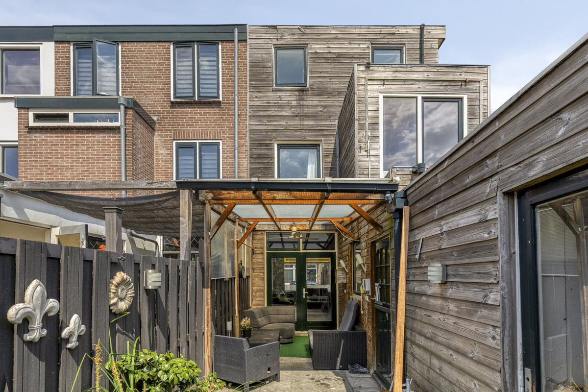 Hoekwoning te koop: De Ruyterstraat 75, Ijmuiden