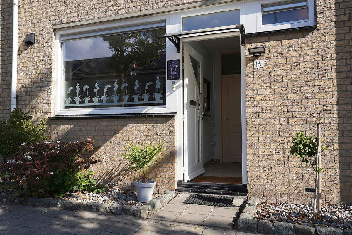 Tussenwoning te koop: Gentiaanlaan 16, Tilburg