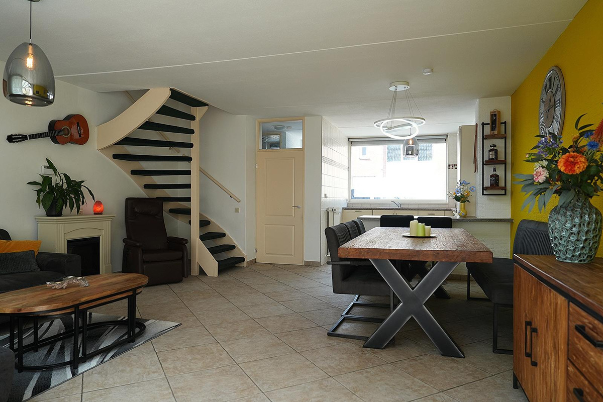 Tussenwoning te koop: Gentiaanlaan 16, Tilburg