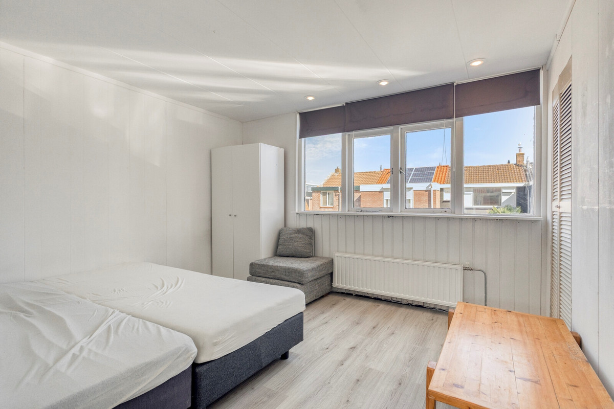 Tussenwoning te koop: De Ruijterstraat 5, Den Helder