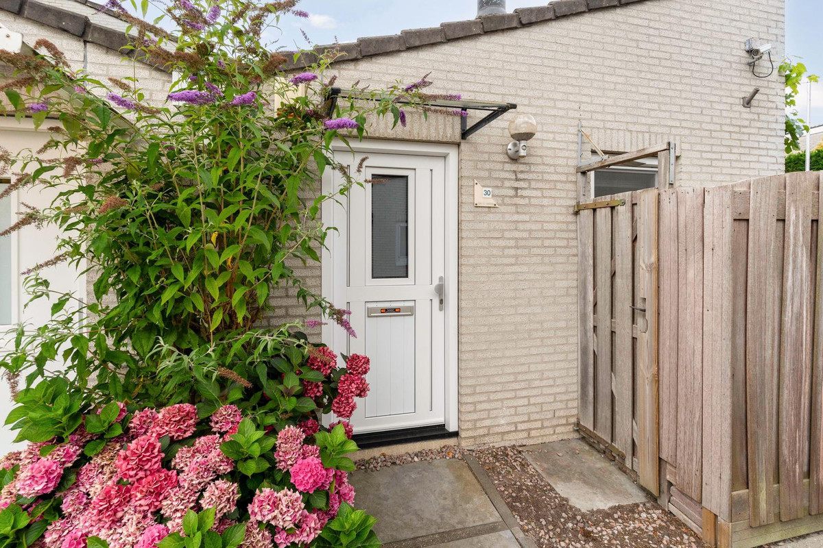 Tussenwoning te koop: P. Verhagenstraat 30, Almere