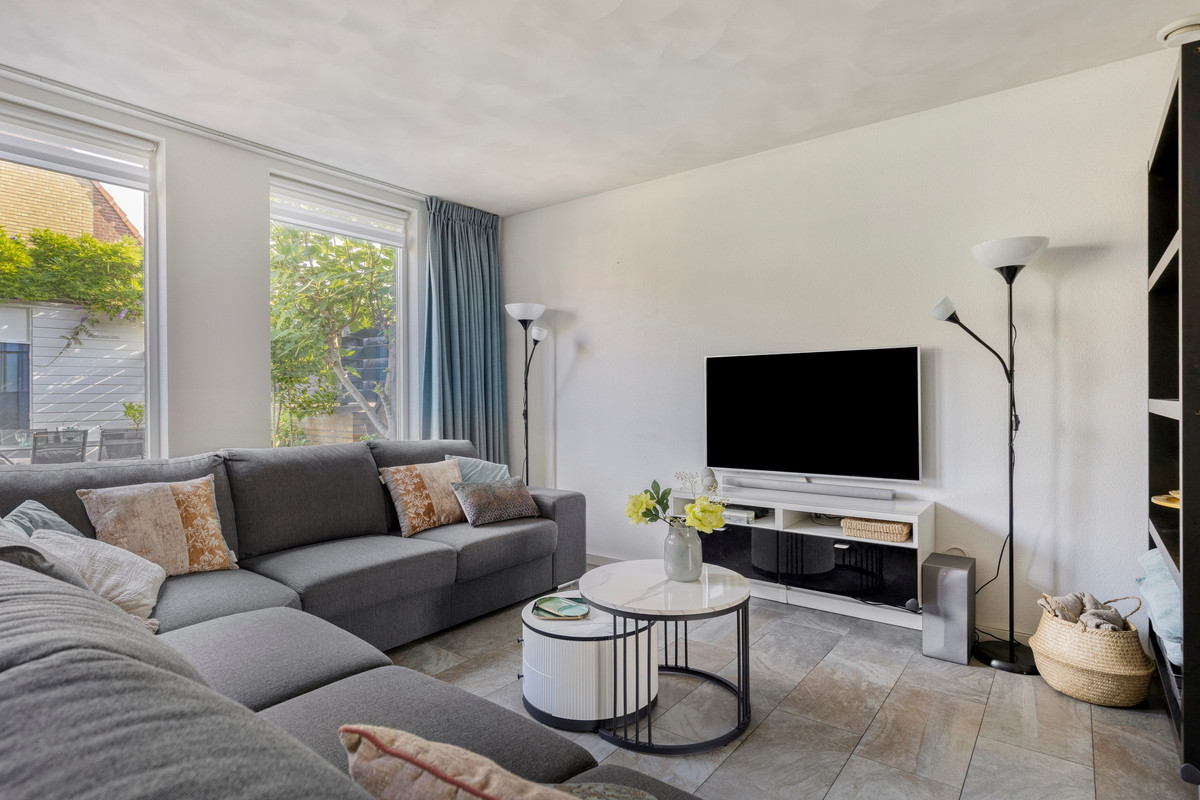 Hoekwoning te koop: Willemsbos 220, Hoofddorp