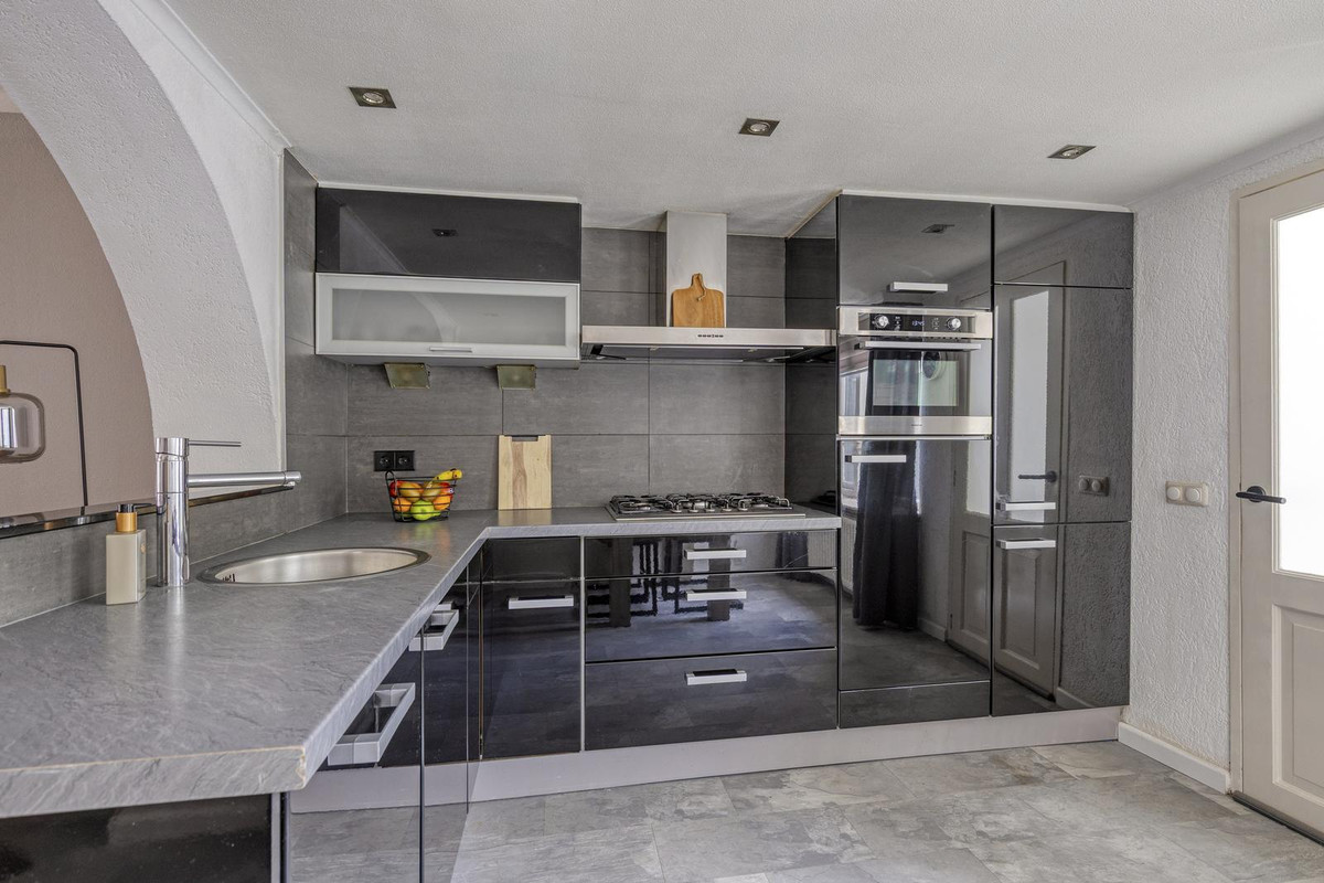 Tussenwoning te koop: Bloemfonteinstraat 14, Tilburg