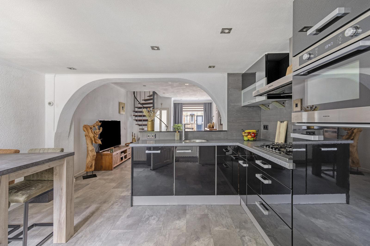 Tussenwoning te koop: Bloemfonteinstraat 14, Tilburg