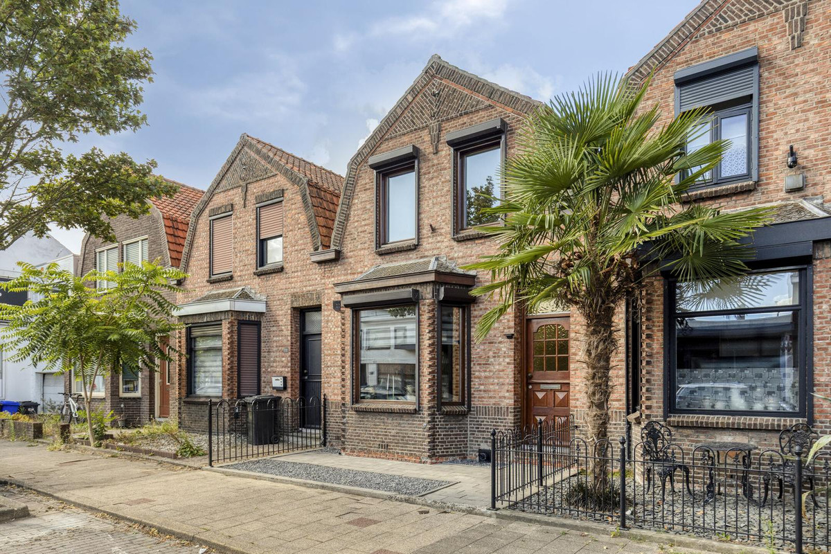 Tussenwoning te koop: Axelsestraat 145, Terneuzen