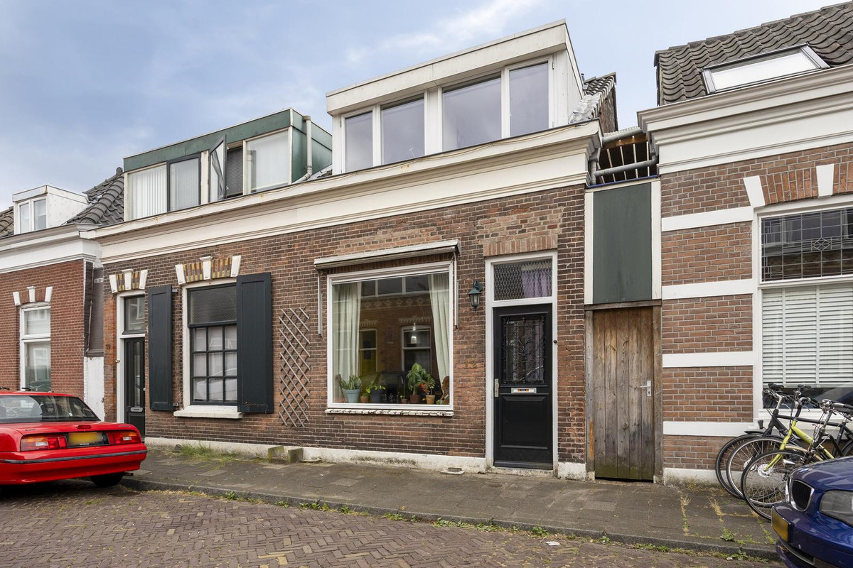Twee-onder-één-kap te koop: Bloemstraat 12, Dordrecht