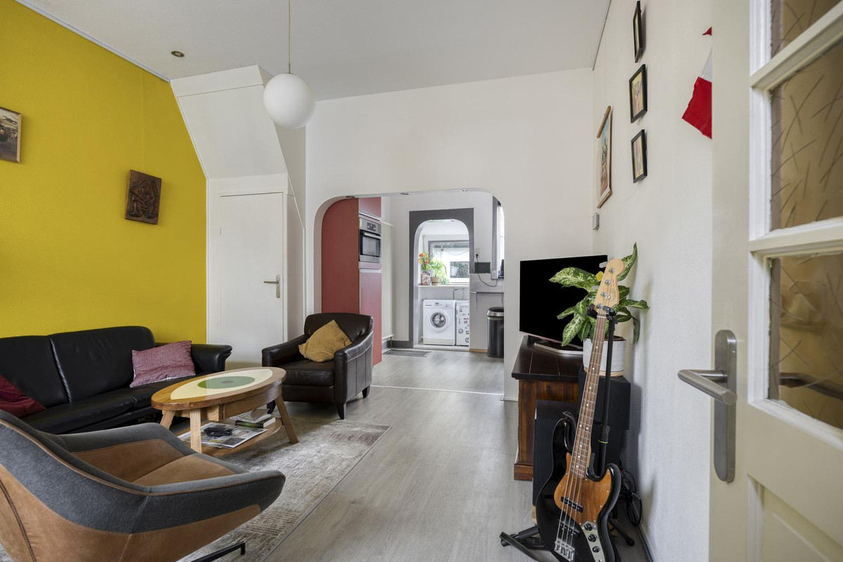 Twee-onder-één-kap te koop: Bloemstraat 12, Dordrecht