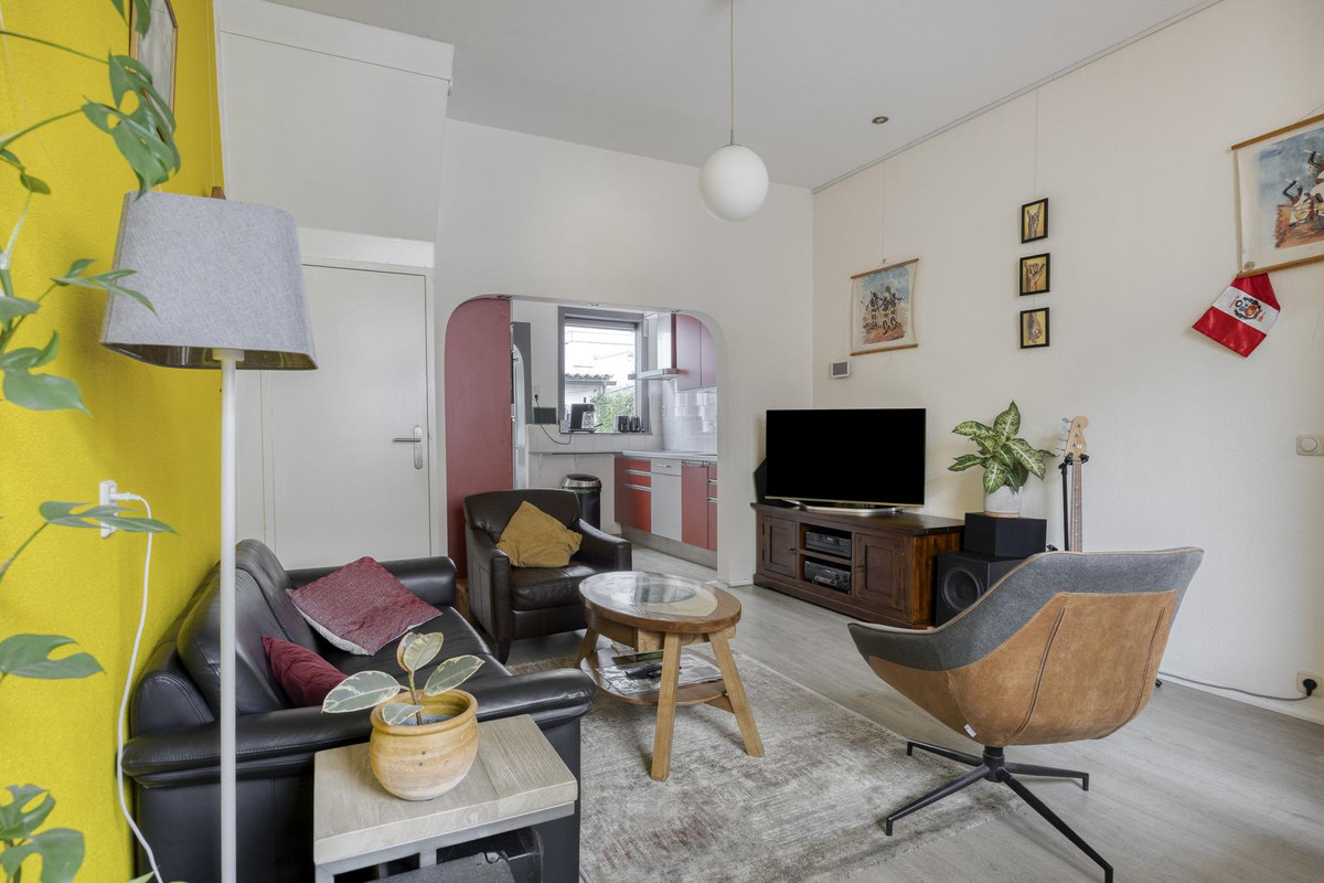 Twee-onder-één-kap te koop: Bloemstraat 12, Dordrecht