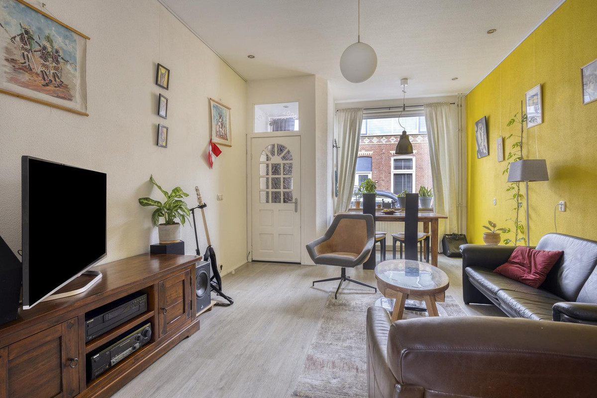 Twee-onder-één-kap te koop: Bloemstraat 12, Dordrecht
