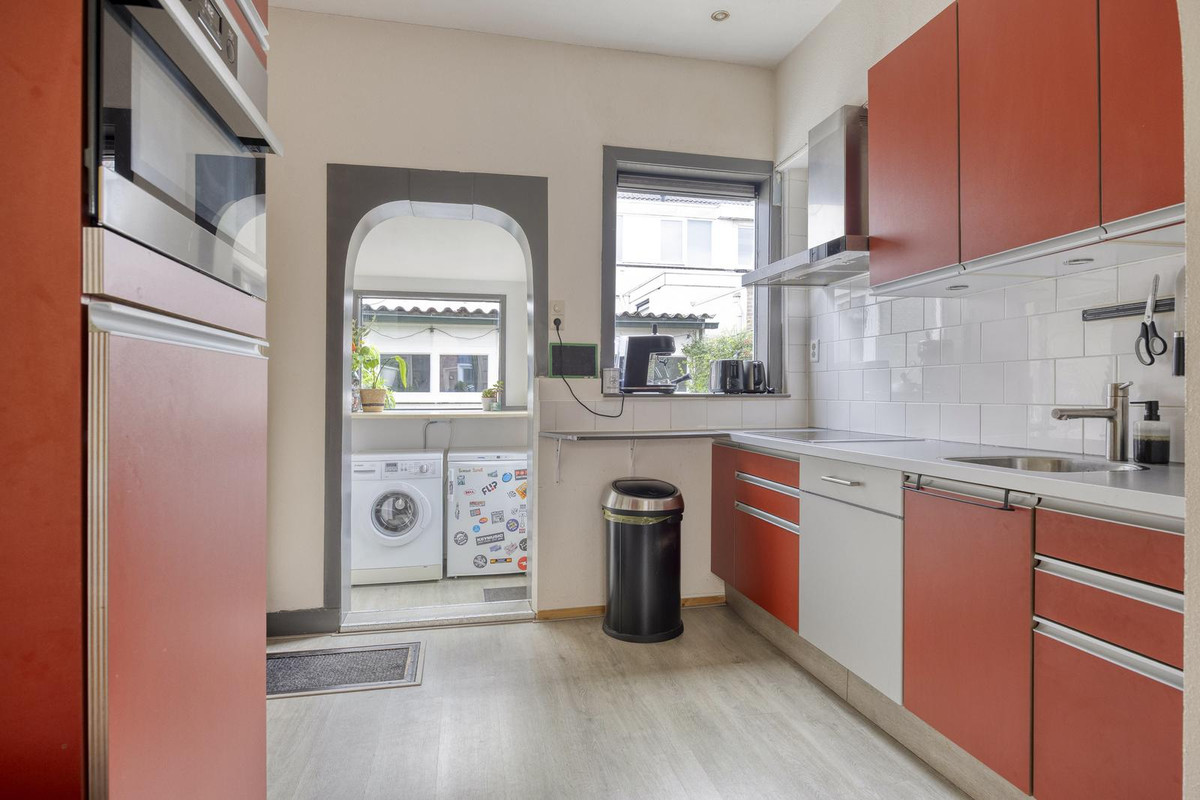 Twee-onder-één-kap te koop: Bloemstraat 12, Dordrecht