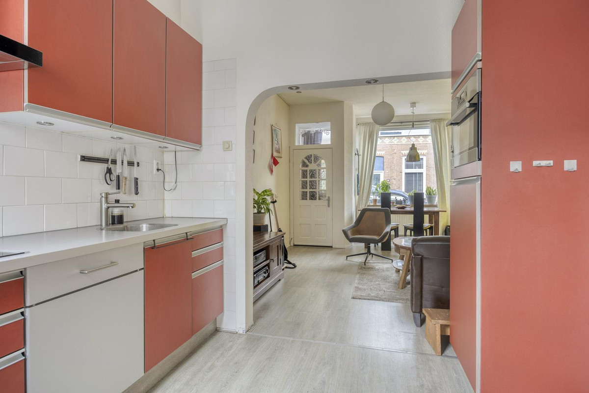 Twee-onder-één-kap te koop: Bloemstraat 12, Dordrecht