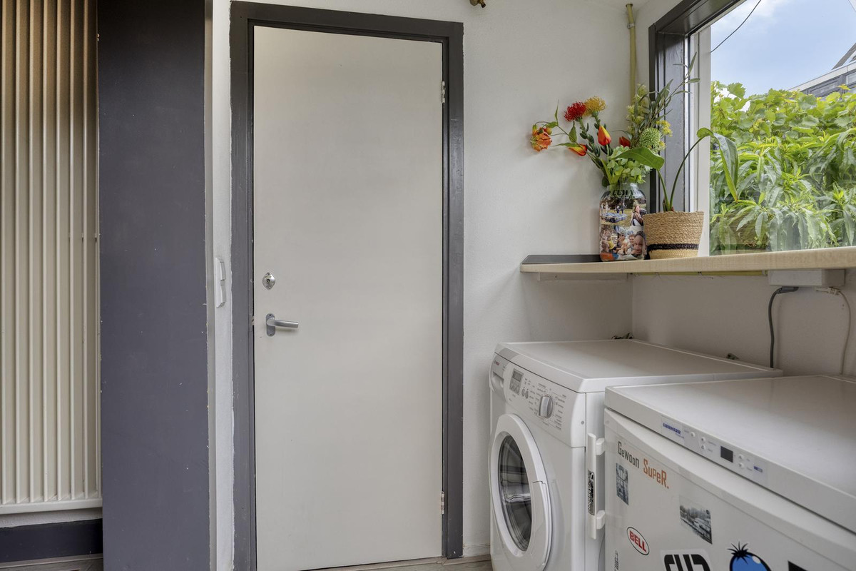 Twee-onder-één-kap te koop: Bloemstraat 12, Dordrecht