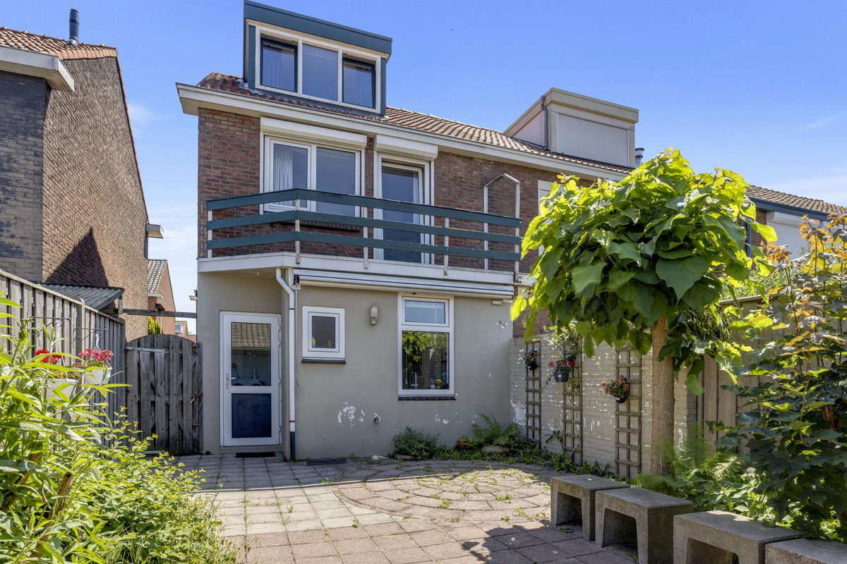 Twee-onder-één-kap te koop: Esdoornstraat 10, Enschede
