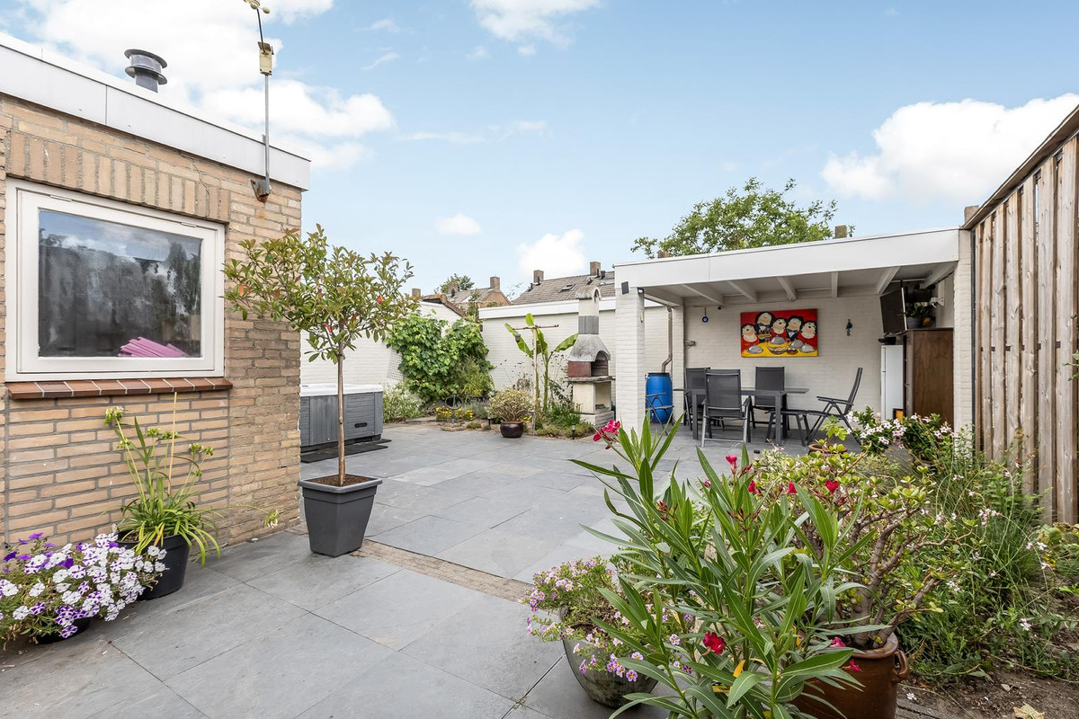 Twee-onder-één-kap te koop: Beatrixstraat 8, Heeswijk-Dinther