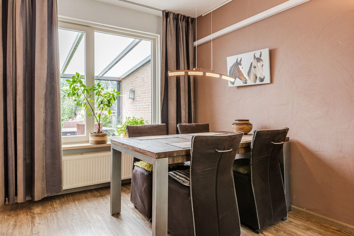 Tussenwoning te koop: Dokter van Vuurestraat 6, Dussen