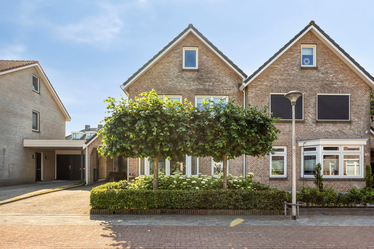 Twee-onder-één-kap te koop: Erve Broenink 43, Oldenzaal