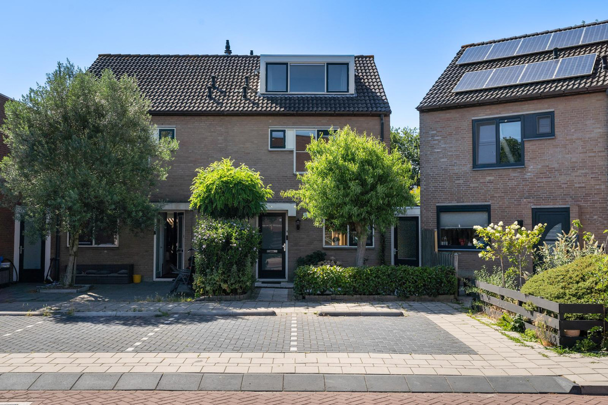 Tussenwoning te koop: Moerbeigaarde 24, Zoetermeer