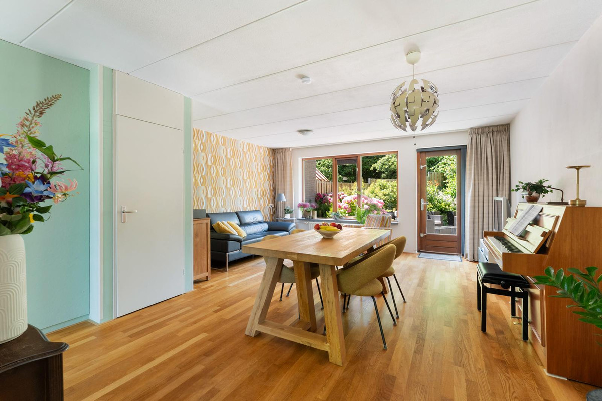 Tussenwoning te koop: Moerbeigaarde 24, Zoetermeer