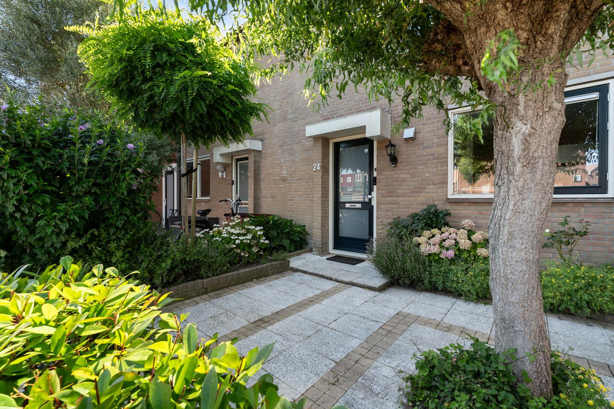 Tussenwoning te koop: Moerbeigaarde 24, Zoetermeer