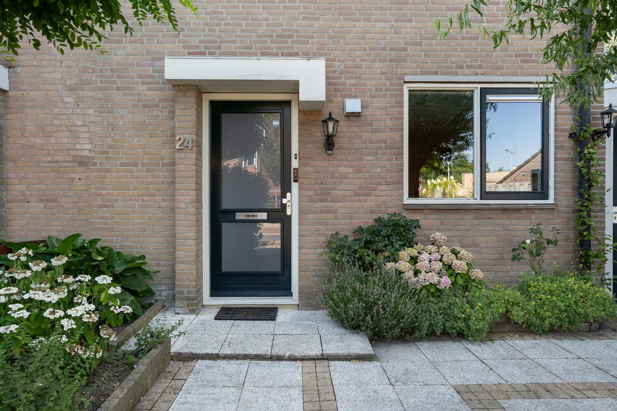 Tussenwoning te koop: Moerbeigaarde 24, Zoetermeer