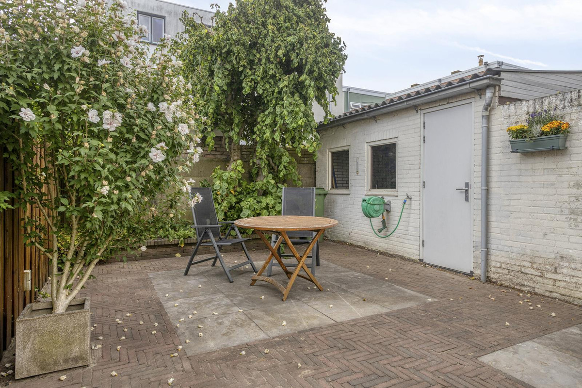Tussenwoning te koop: Burgemeester Hulshofstraat 7, Bergen Op Zoom