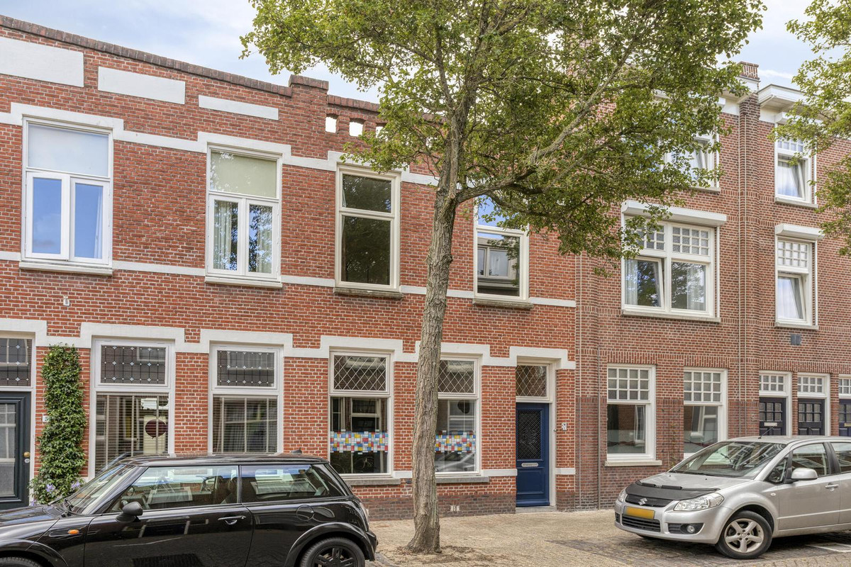Tussenwoning te koop: Burgemeester Hulshofstraat 7, Bergen Op Zoom