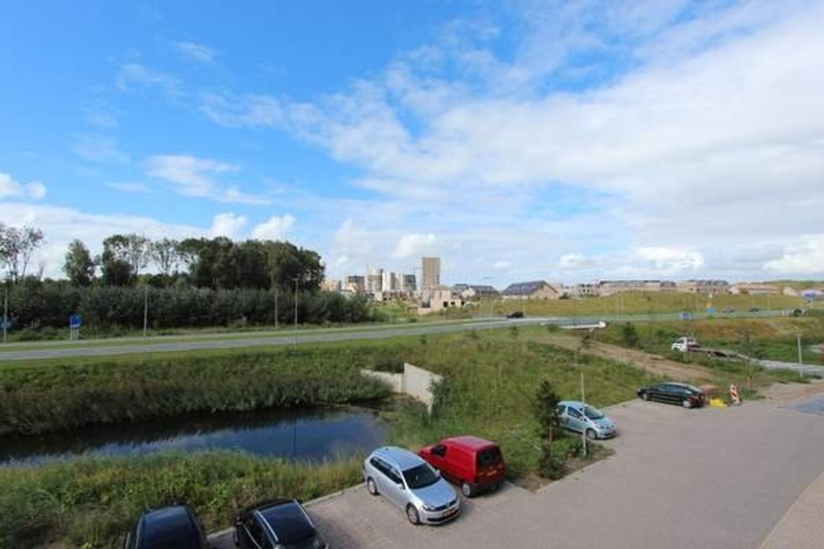 Tussenwoning te huur: Abebe Bikilastraat 22, Almere