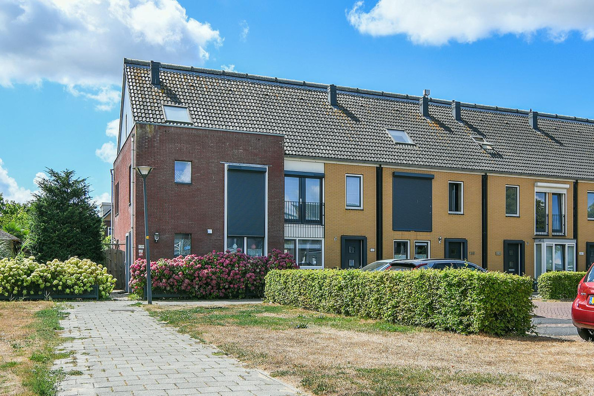 Tussenwoning te koop: Fanny Blankers-Koenlaan 137, Hoofddorp