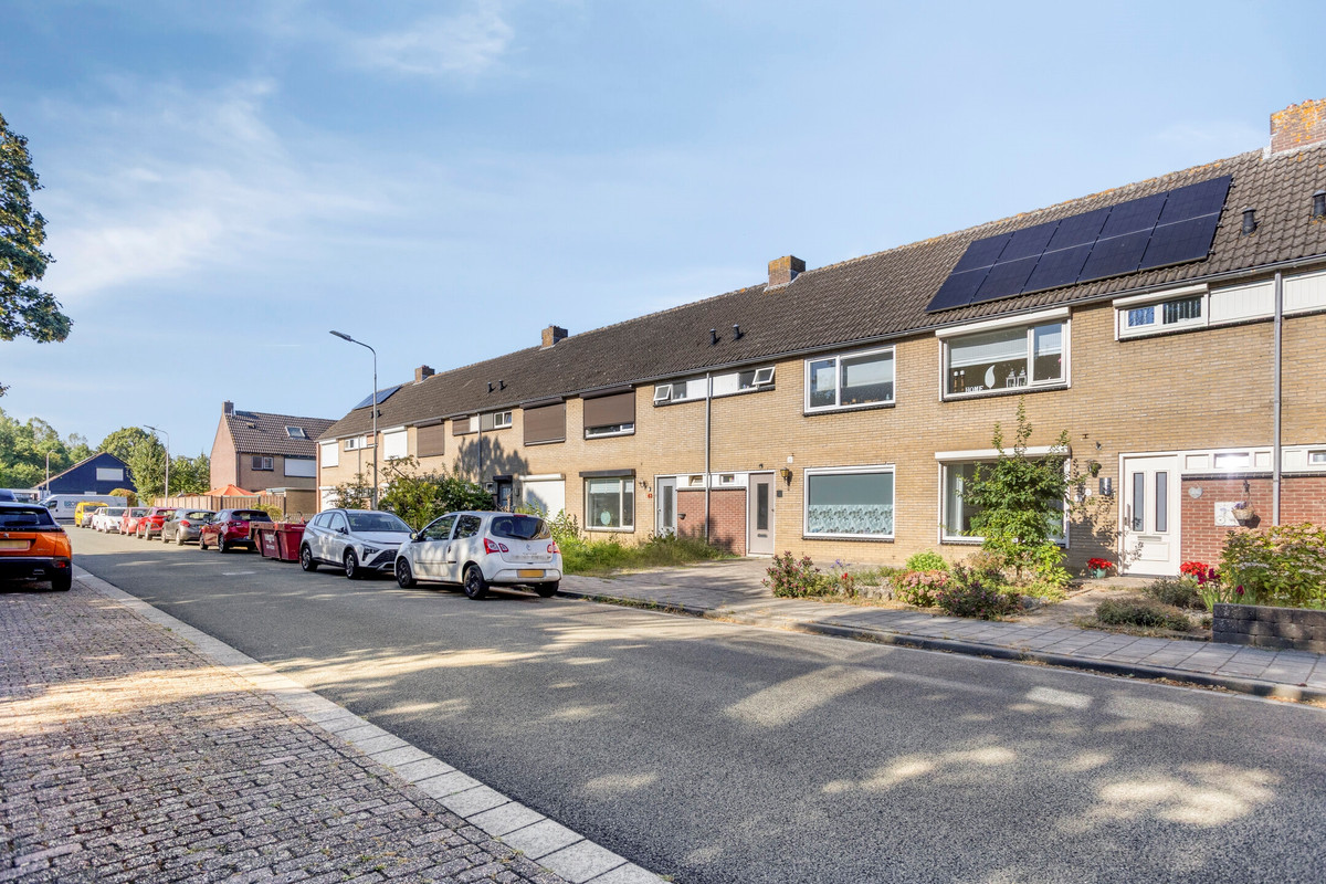 Tussenwoning te koop: Newtonstraat 39, Terneuzen