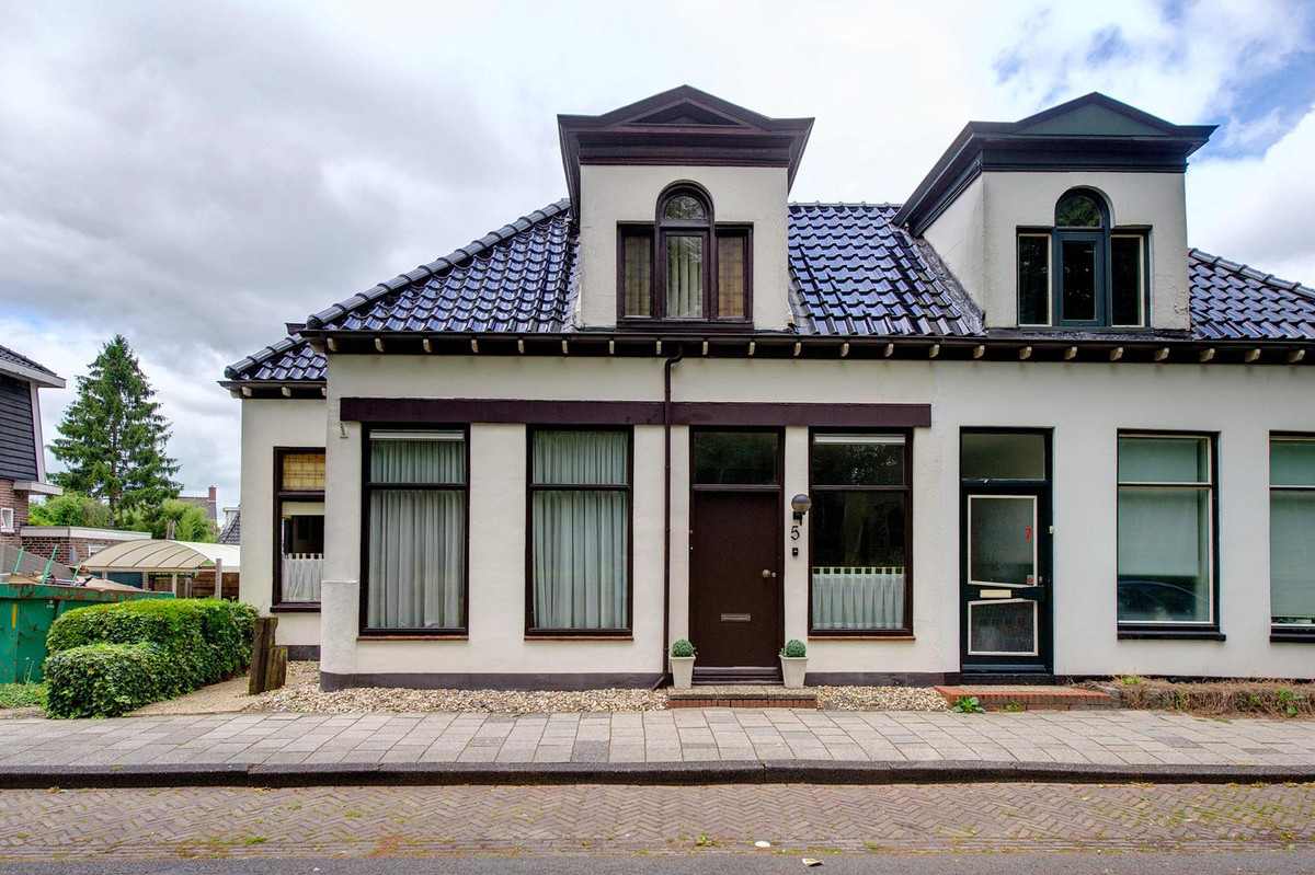 Twee-onder-één-kap te koop: Stationsweg 5, Hoogezand