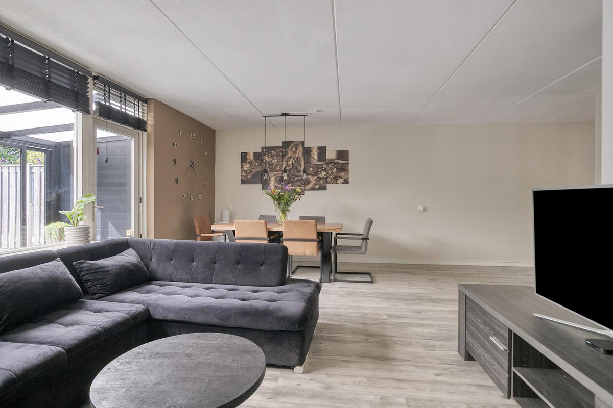 Tussenwoning te koop: Neckarstraat 6, Lelystad
