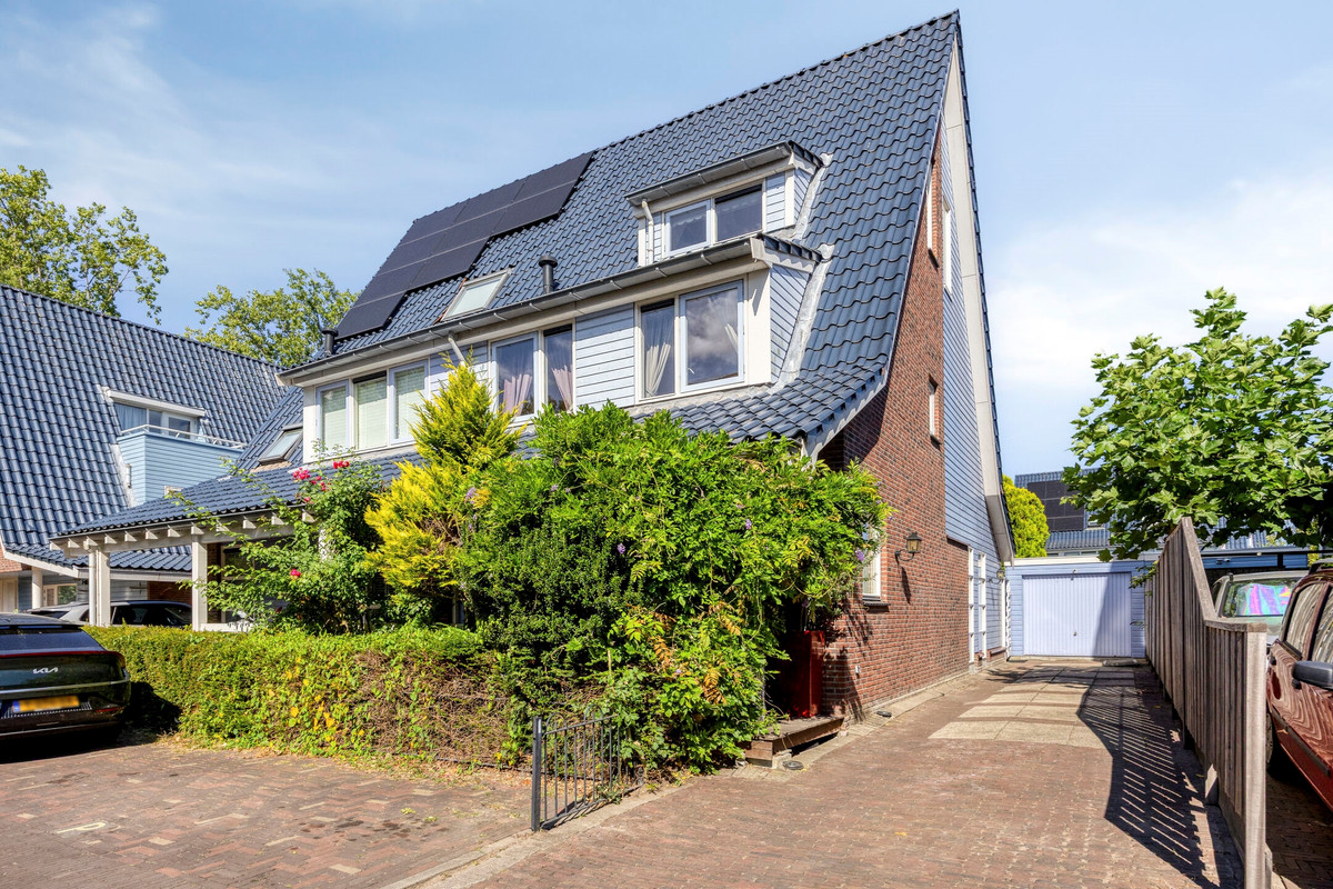 Twee-onder-één-kap te huur: Rijsbes 97, 'S-Gravenhage
