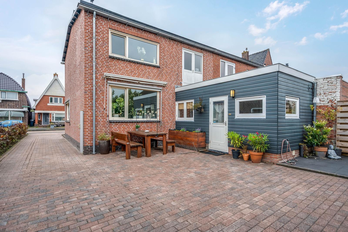 Twee-onder-één-kap te koop: Cornelis Houtmanstraat 22, Delfzijl