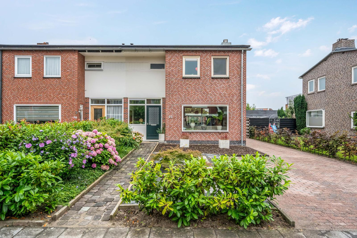 Twee-onder-één-kap te koop: Cornelis Houtmanstraat 22, Delfzijl