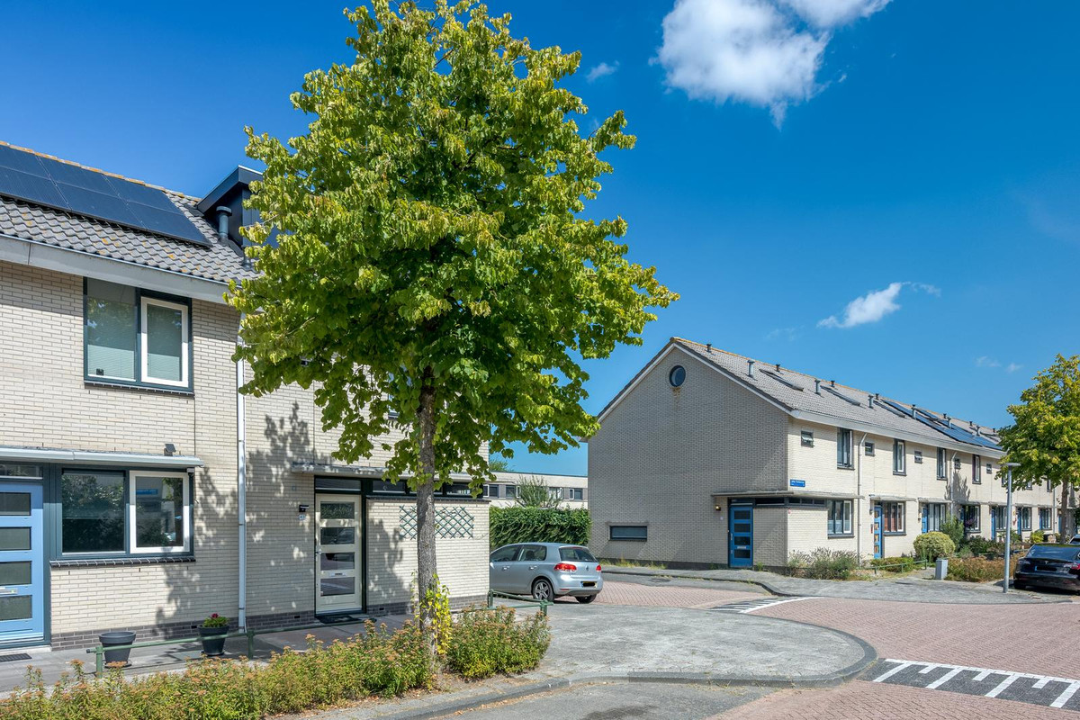 Hoekwoning te koop: John Fordstraat 43, Almere