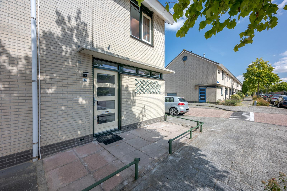 Hoekwoning te koop: John Fordstraat 43, Almere