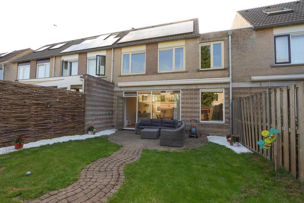 Tussenwoning te koop: Beatlesweg 11, Almere