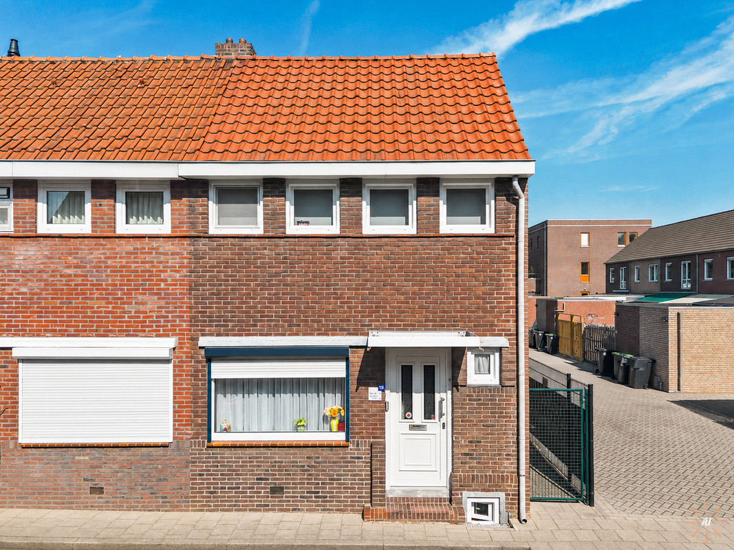 Hoekwoning te koop: Surinamestraat 19, Geleen