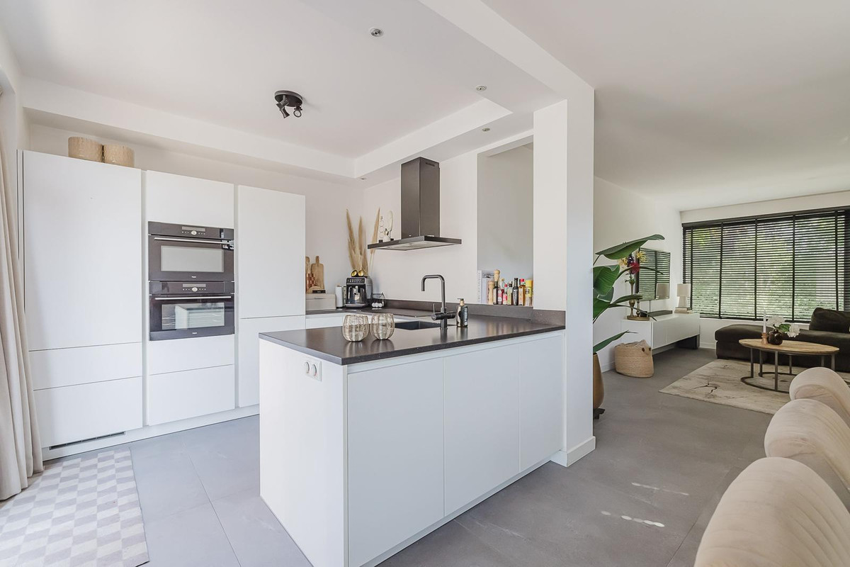 Hoekwoning te koop: Van den Berghlaan 341, Hoofddorp