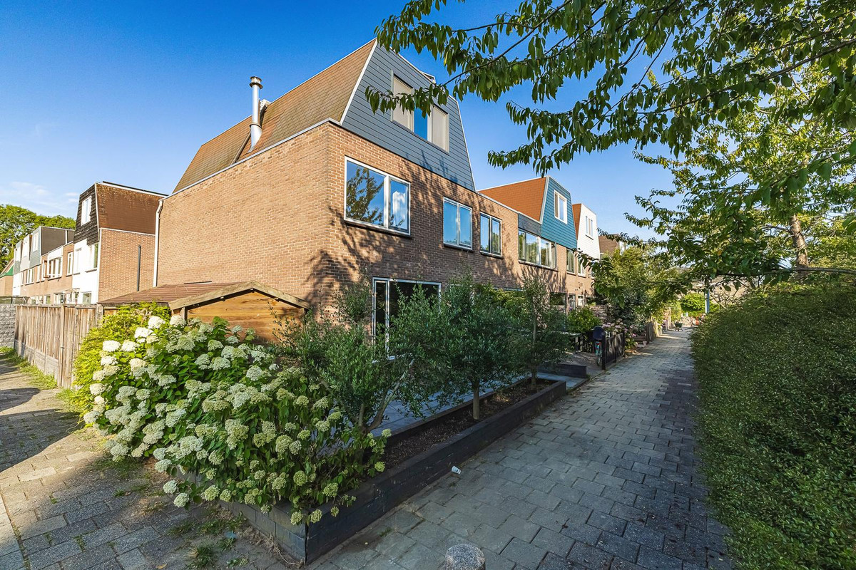 Hoekwoning te koop: Van den Berghlaan 341, Hoofddorp