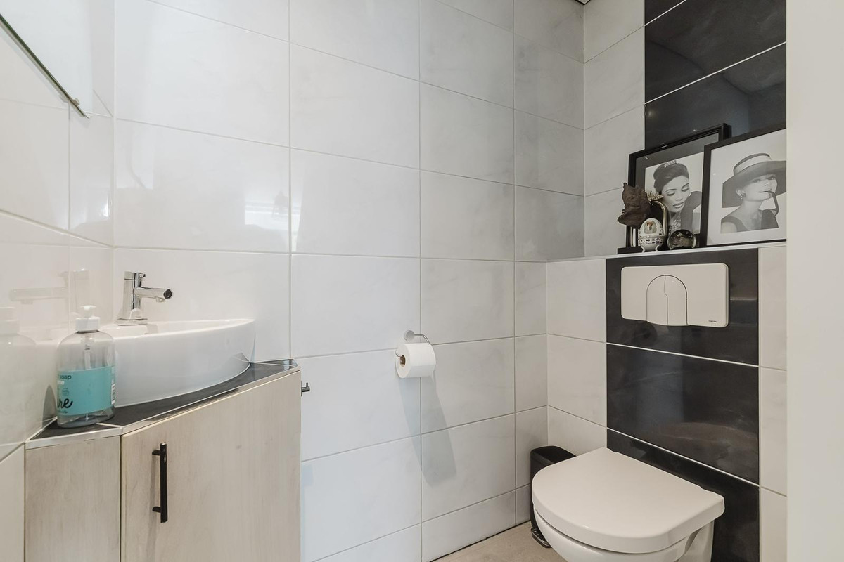 Hoekwoning te koop: Van den Berghlaan 341, Hoofddorp