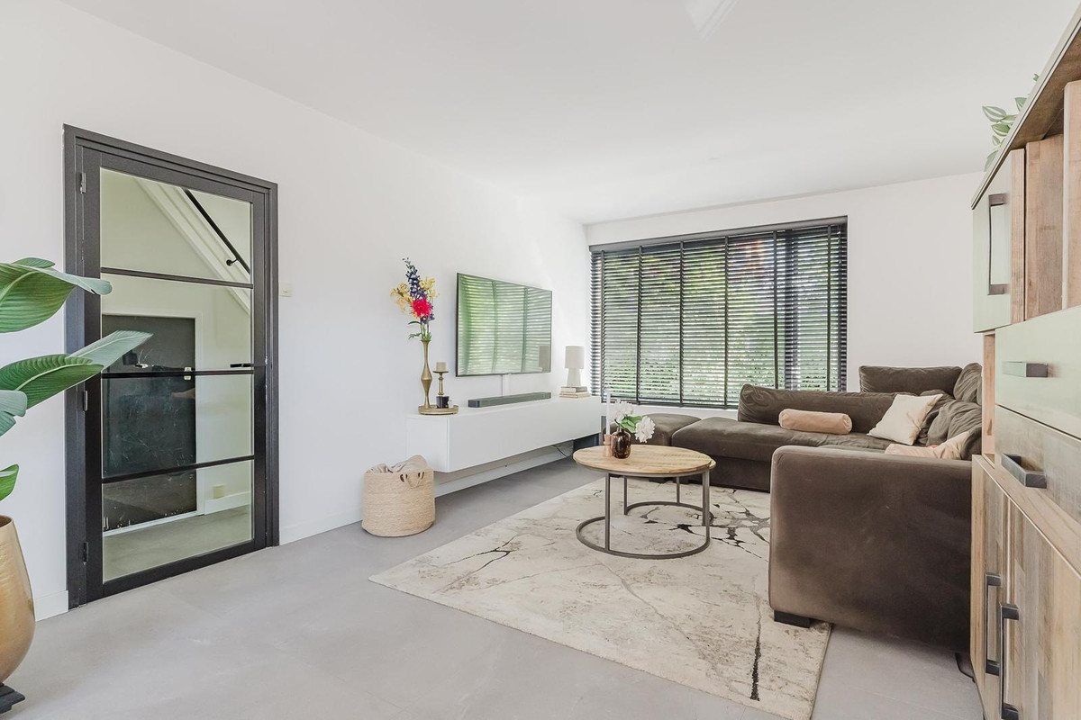 Hoekwoning te koop: Van den Berghlaan 341, Hoofddorp