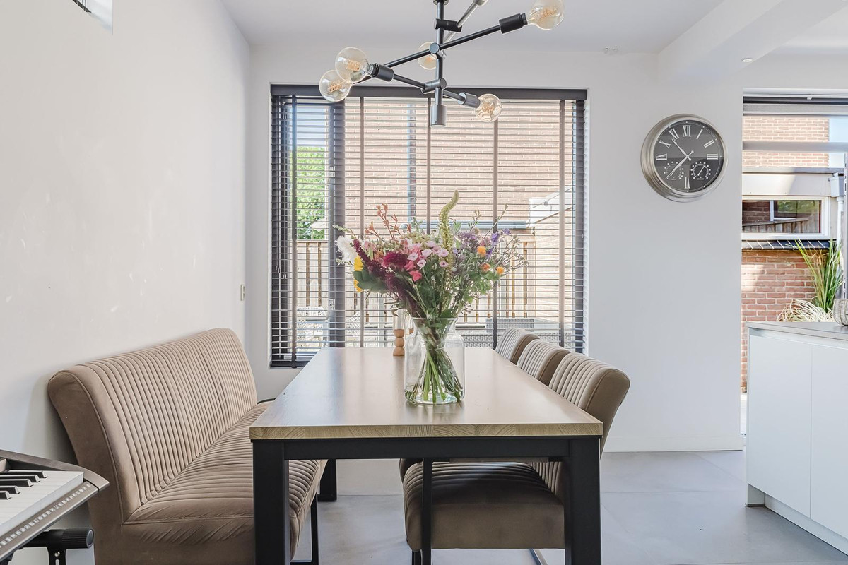 Hoekwoning te koop: Van den Berghlaan 341, Hoofddorp