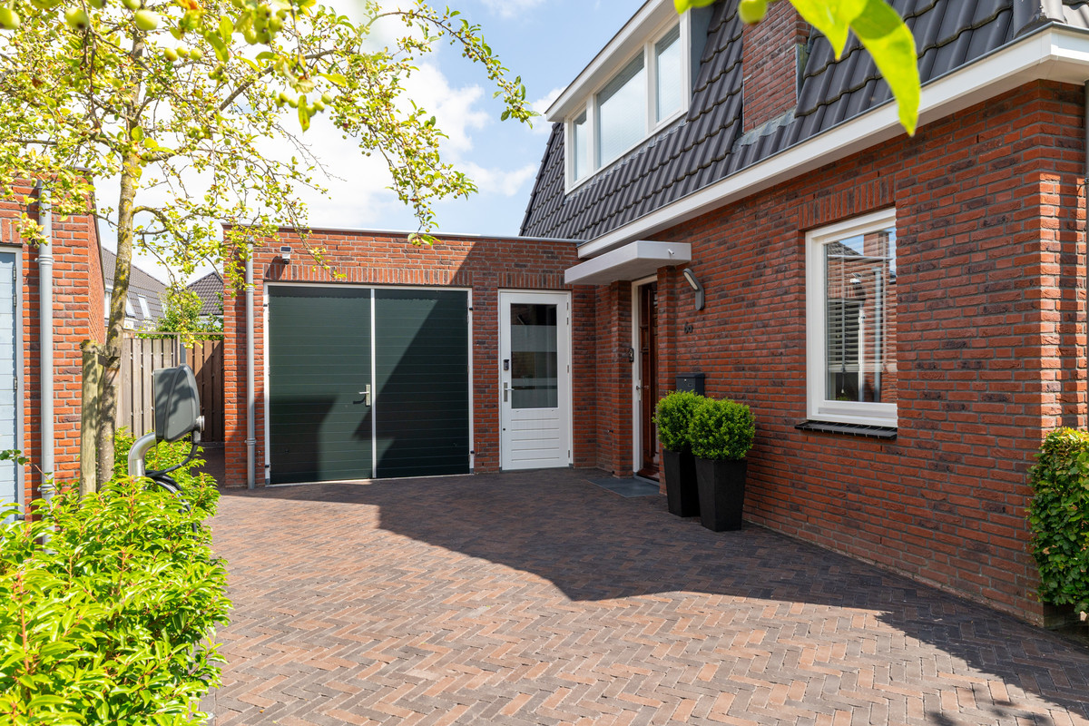 Twee-onder-één-kap te koop: Kerkverreweide 6A, Wijk En Aalburg